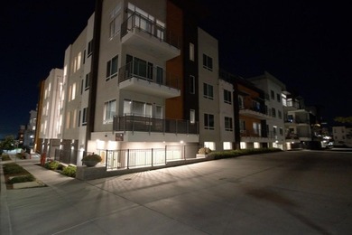 New Price~Great Location! Discover this 1 bedroom + Den & 1.5 - photo 3