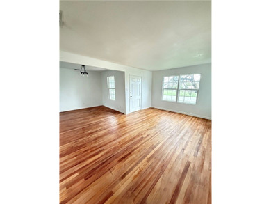 Welcome to your charming 3-bedroom, 1-bath gem, complete with a - photo 4