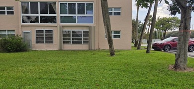 Beautifully updated 2 bedroom 2 bath corner unit In the - photo 3