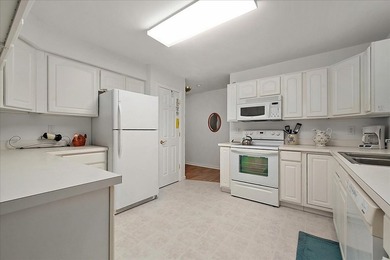 Beautifully refreshed single-level home in the amenity-rich - photo 14