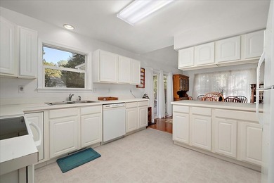 Beautifully refreshed single-level home in the amenity-rich - photo 17