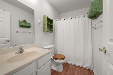 Beautifully refreshed single-level home in the amenity-rich - photo 21