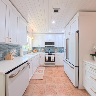 4/2 renovated waterfront home boasts private pool-new cutting - photo 10