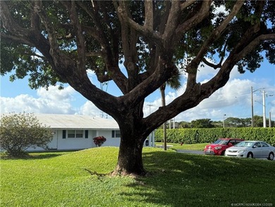 Welcome to carefree South Florida living! This charming one - photo 2