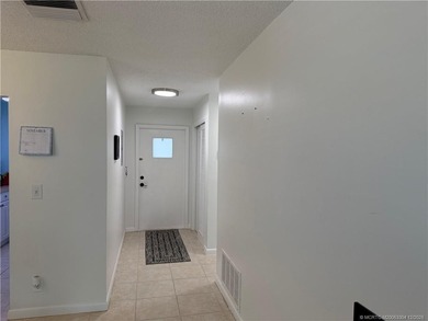 Welcome to carefree South Florida living! This charming one - photo 3