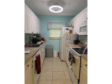 Welcome to carefree South Florida living! This charming one - photo 5