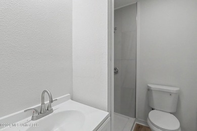 Completely renovated and move-in ready, this stunning 3-bedroom - photo 8