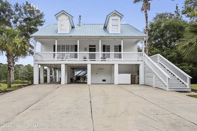 WATERFRONT LIVING AT ITS FINEST! Situated on the beautiful - photo 3