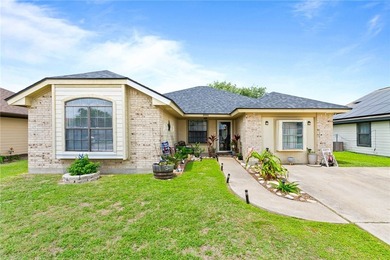 BACK ON MARKET, no fault of seller! Spacious 4-bedroom, 2-bath - photo 15