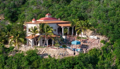 Perched on a dramatic bluff above the Pacific Ocean, MARALUZ is - photo 4