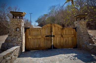 Perched on a dramatic bluff above the Pacific Ocean, MARALUZ is - photo 5