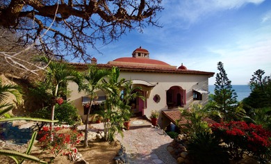 Perched on a dramatic bluff above the Pacific Ocean, MARALUZ is - photo 6