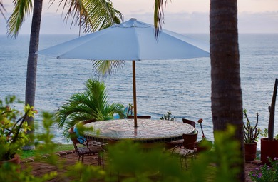 Perched on a dramatic bluff above the Pacific Ocean, MARALUZ is - photo 10