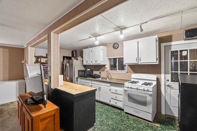 This fully furnished, move-in ready home features 3 bedrooms and - photo 19
