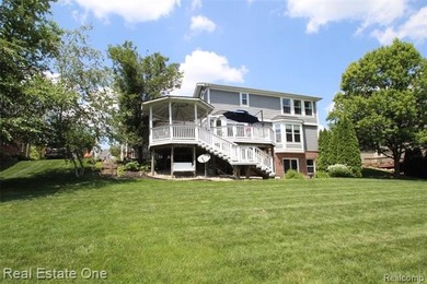 Welcome home to this pristine 3680 SQ. FT. 4-bedroom, 3.1-bath - photo 4