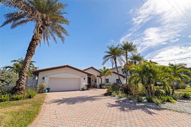 Welcome to this amazing waterfront home featuring 3 bedrooms, 2 - photo 3