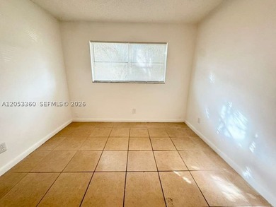 Very nice 2 bedroom/2 bathroom first floor corner unit tile - photo 8