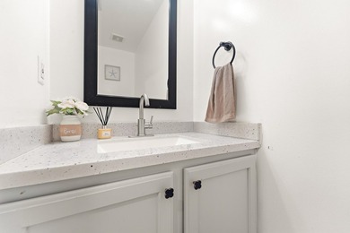 Gorgeous 3br, 2.5 bath, 1 car gar. renovated townhome in the - photo 10