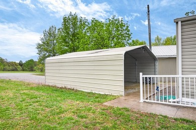 2017 Clayton manufactured home featuring 2BR/1BA, 896 sq ft, on - photo 17