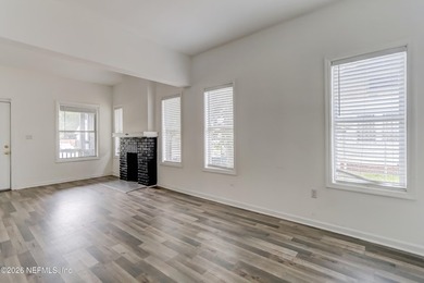 Charming and full of character, this adorable bungalow is ready - photo 6
