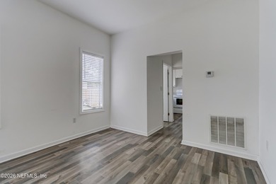 Charming and full of character, this adorable bungalow is ready - photo 8