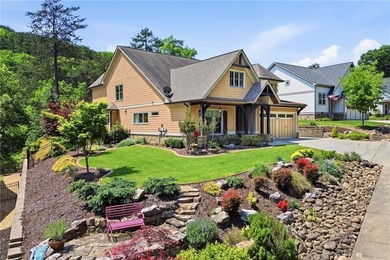 Tucked into the scenic mountains of Lake Arrowhead, this - photo 1
