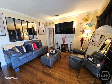 Charming 3-bedroom, 2-bath home featuring beautiful hardwood - photo 3