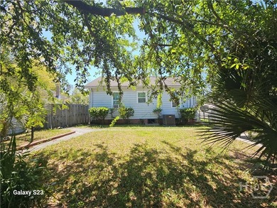 Charming 3-bedroom, 2-bath home featuring beautiful hardwood - photo 6