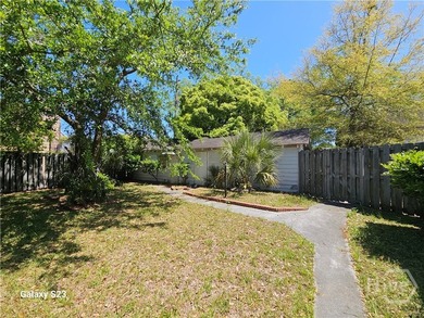 Charming 3-bedroom, 2-bath home featuring beautiful hardwood - photo 7