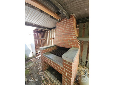 Charming 3-bedroom, 2-bath home featuring beautiful hardwood - photo 8