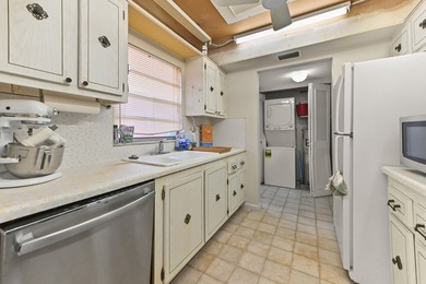 Welcome to this charming corner/end-unit condominium in Golfs - photo 10