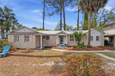 Welcome to this adorable three bedroom, two bathroom home - photo 3