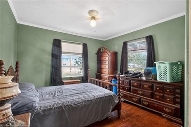 Charming 2-bedroom, 1-bath home conveniently located near - photo 24