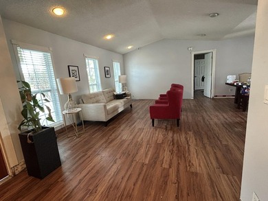 Spacious 3-Bedroom Pool Home in Desirable La Mancha - No HOA! - photo 3