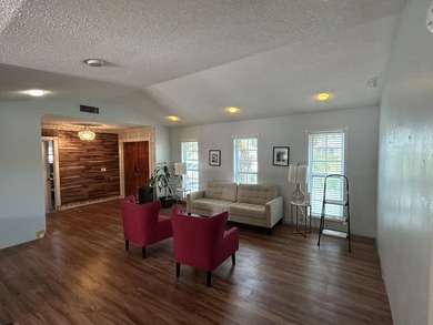 Spacious 3-Bedroom Pool Home in Desirable La Mancha - No HOA! - photo 7