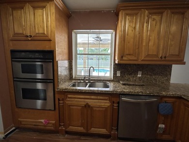 Spacious 3-Bedroom Pool Home in Desirable La Mancha - No HOA! - photo 10