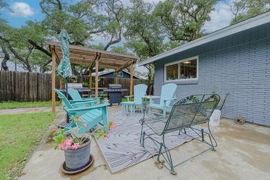 Welcome to this beautifully updated coastal rambler, where - photo 12
