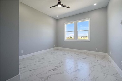 New custom home on a quiet cul-de-sac across from Copano Bay! - photo 15
