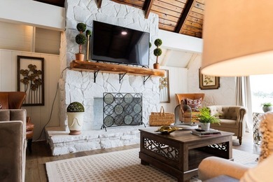 Just in time for summer-this stunning, fully renovated lakefront - photo 5