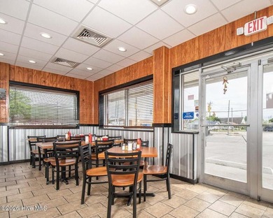 Wonderful opportunity to own a high-volume, ''local favorite'' - photo 3