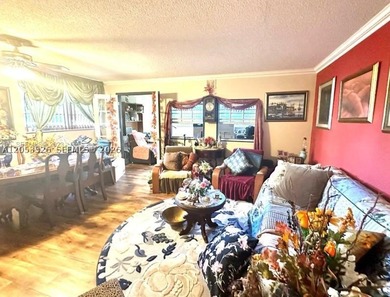 Large corner unit in Telstar Condo, ideally located in the heart - photo 3