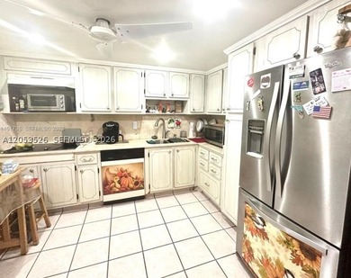 Large corner unit in Telstar Condo, ideally located in the heart - photo 4