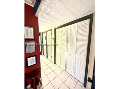 Large corner unit in Telstar Condo, ideally located in the heart - photo 8