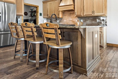 Welcome to this gorgeous home where exceptional craftsmanship - photo 23