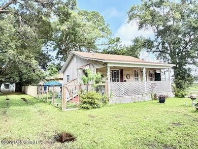 Fantastic 2BR/1BA Home Conveniently Located Across from - photo 2