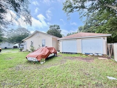 Fantastic 2BR/1BA Home Conveniently Located Across from - photo 3