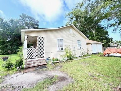 Fantastic 2BR/1BA Home Conveniently Located Across from - photo 4