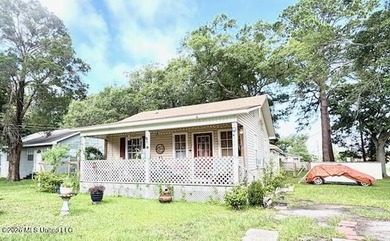 Fantastic 2BR/1BA Home Conveniently Located Across from - photo 5