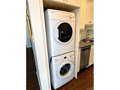 Lovingly maintained 2bd 1 1/2 bath unit located in the desirable - photo 13