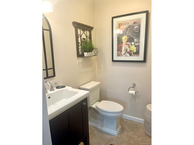 Lovingly maintained 2bd 1 1/2 bath unit located in the desirable - photo 16